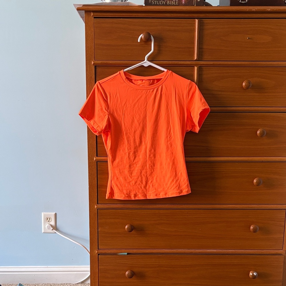Orange women’s cropped tee